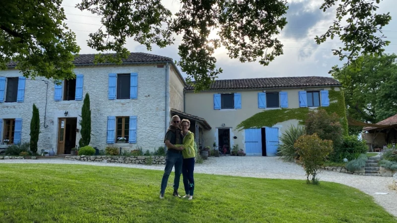Isatis du gers Pom et Aubert Propriétaires de l’Isatis du Gers devant leur maison d’hôtes et hébergements insolites dans le Gers.