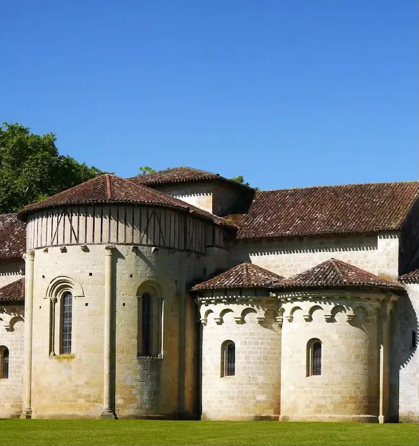 Visitez l'abbaye de flaran à proximité d'isatis du gers